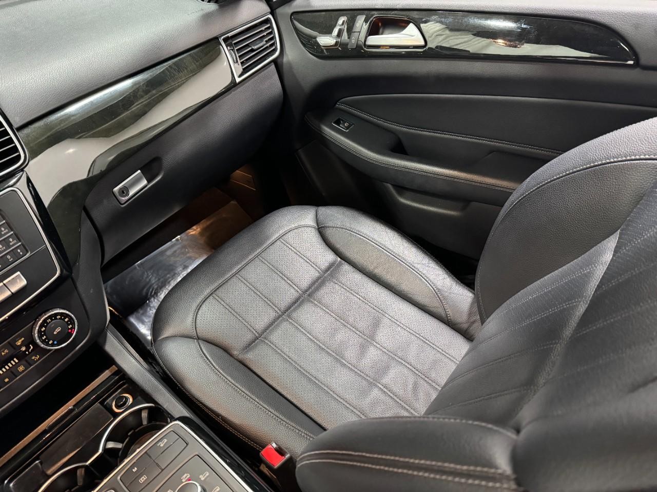 Mercedes-Benz GLE Vehicle Full-screen Gallery Image 16