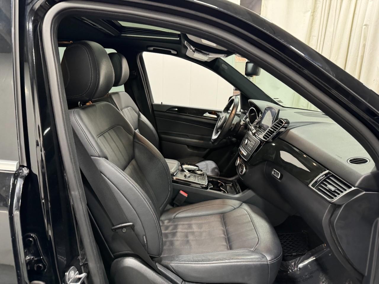 Mercedes-Benz GLE Vehicle Full-screen Gallery Image 17