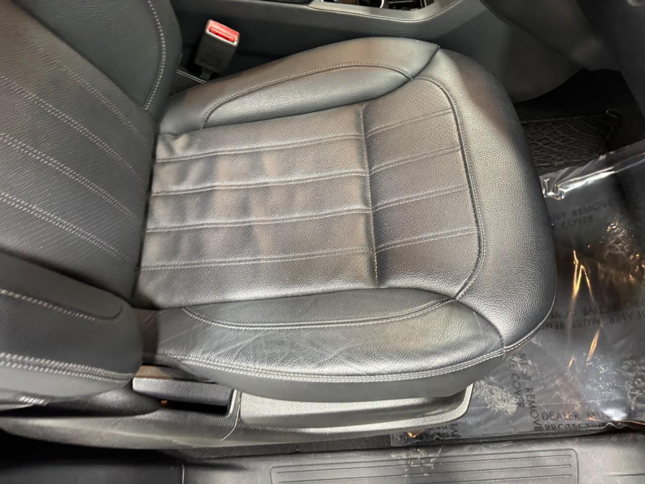 Mercedes-Benz GLE Vehicle Full-screen Gallery Image 18