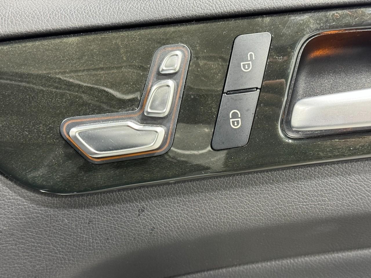 Mercedes-Benz GLE Vehicle Full-screen Gallery Image 19