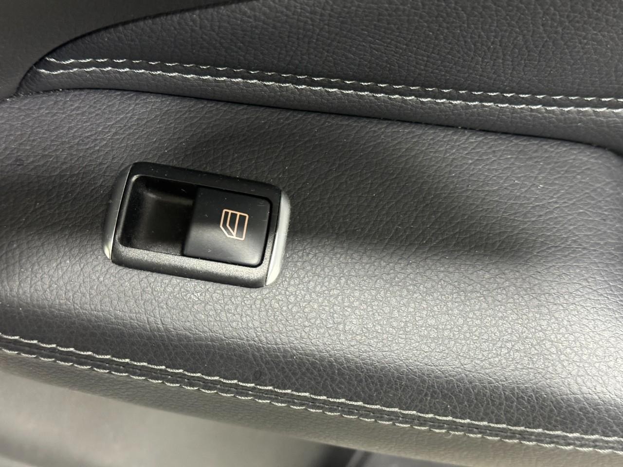 Mercedes-Benz GLE Vehicle Full-screen Gallery Image 20