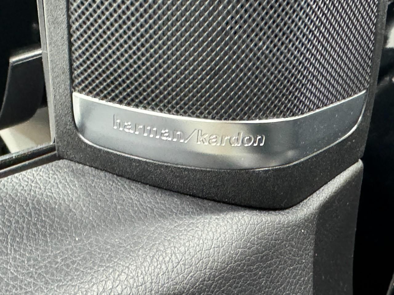 Mercedes-Benz GLE Vehicle Full-screen Gallery Image 21