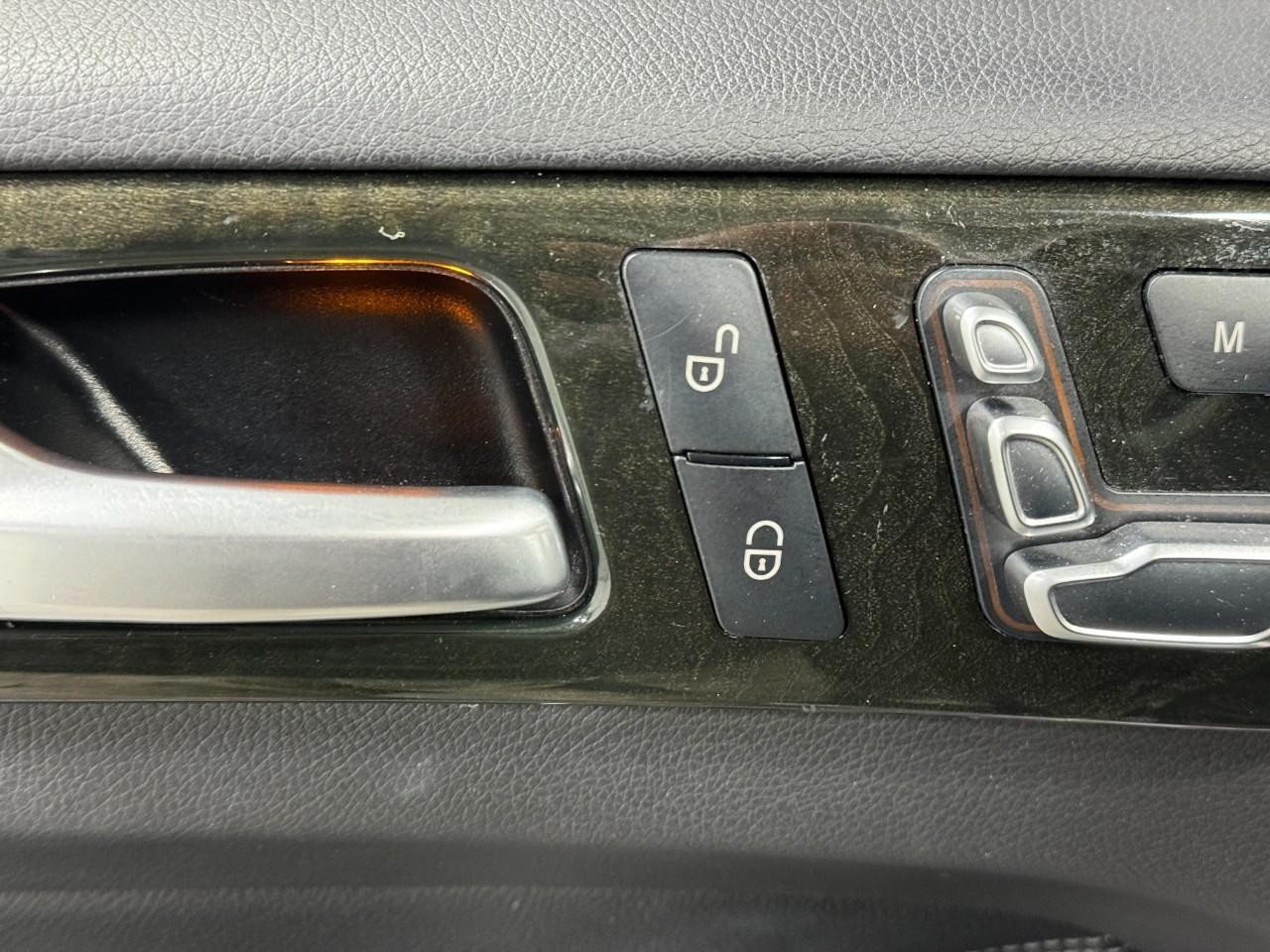 Mercedes-Benz GLE Vehicle Full-screen Gallery Image 23