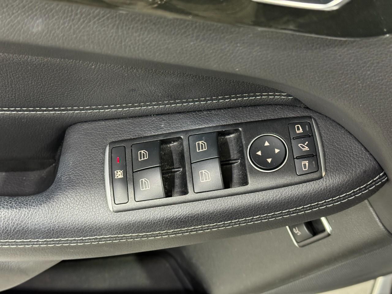 Mercedes-Benz GLE Vehicle Full-screen Gallery Image 24