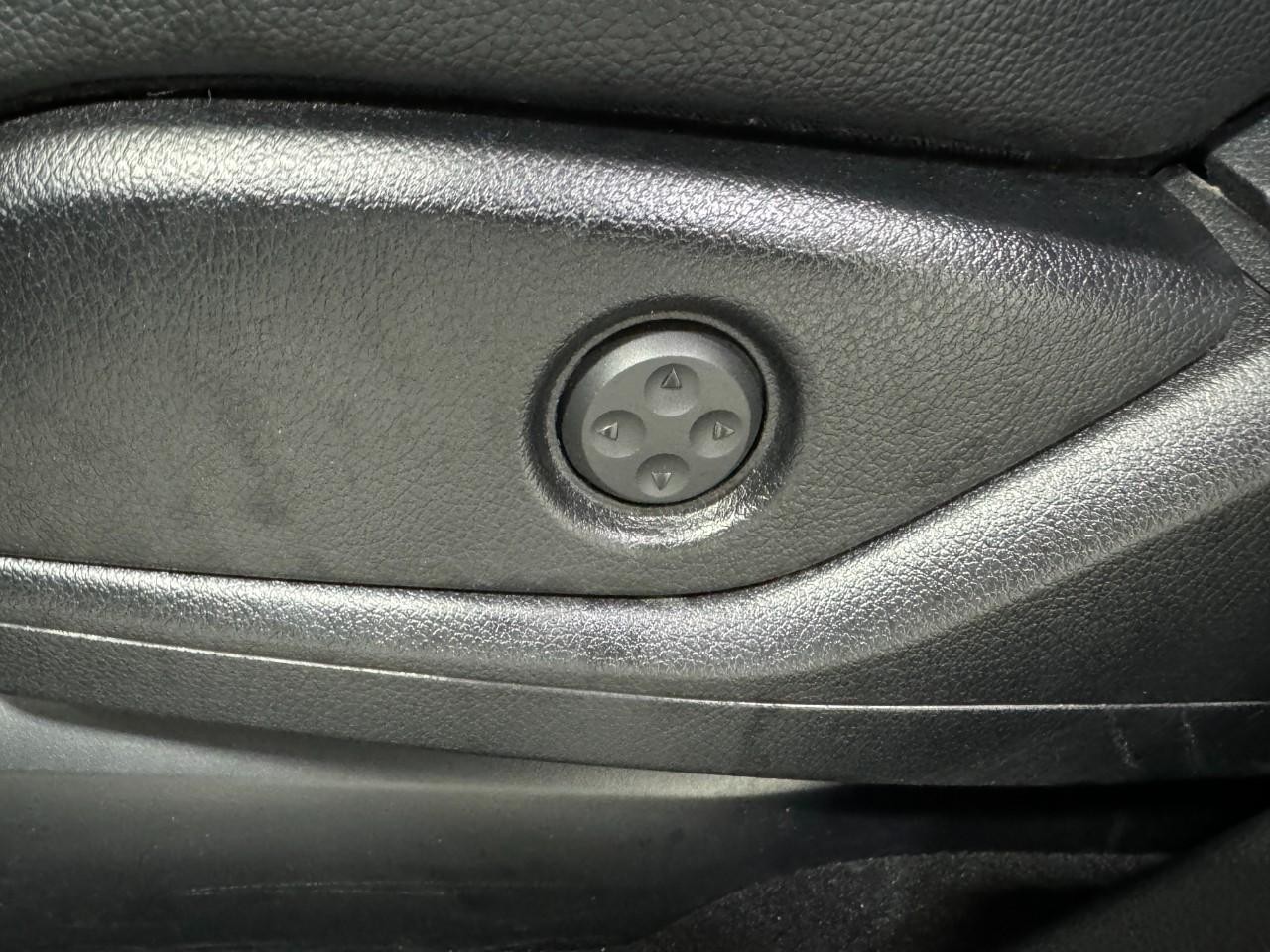 Mercedes-Benz GLE Vehicle Full-screen Gallery Image 28