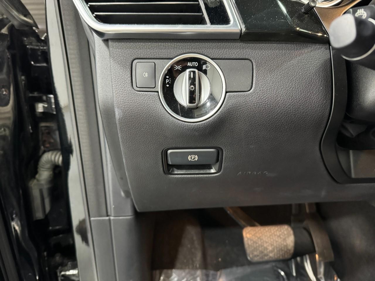 Mercedes-Benz GLE Vehicle Full-screen Gallery Image 29