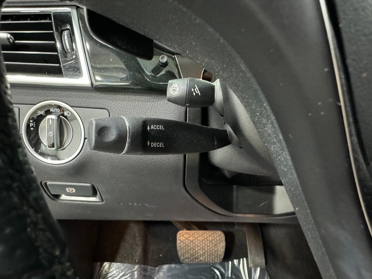 Mercedes-Benz GLE Vehicle Full-screen Gallery Image 30