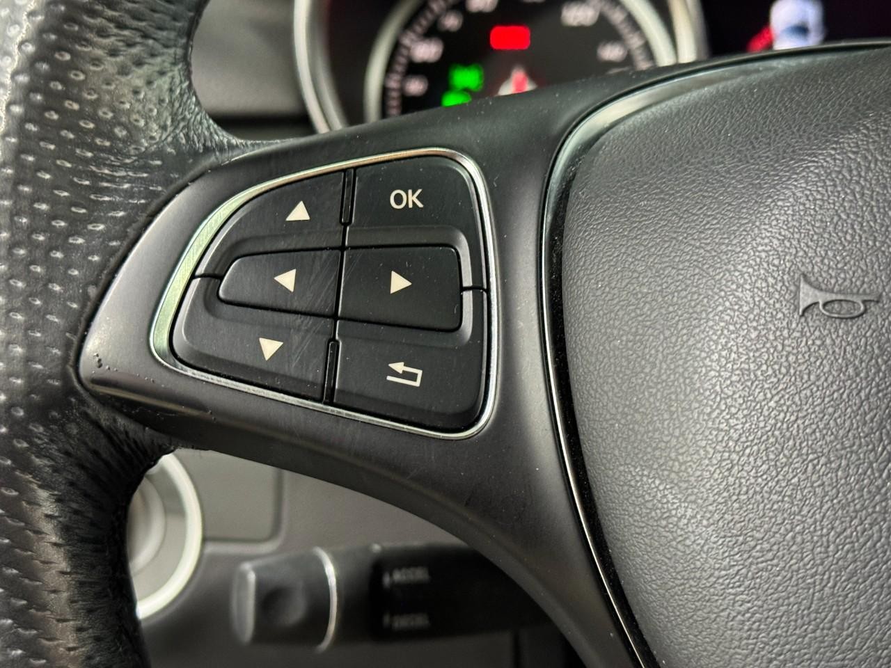 Mercedes-Benz GLE Vehicle Full-screen Gallery Image 31