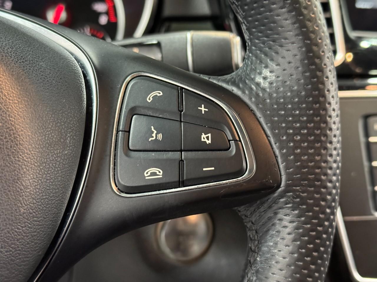 Mercedes-Benz GLE Vehicle Full-screen Gallery Image 32