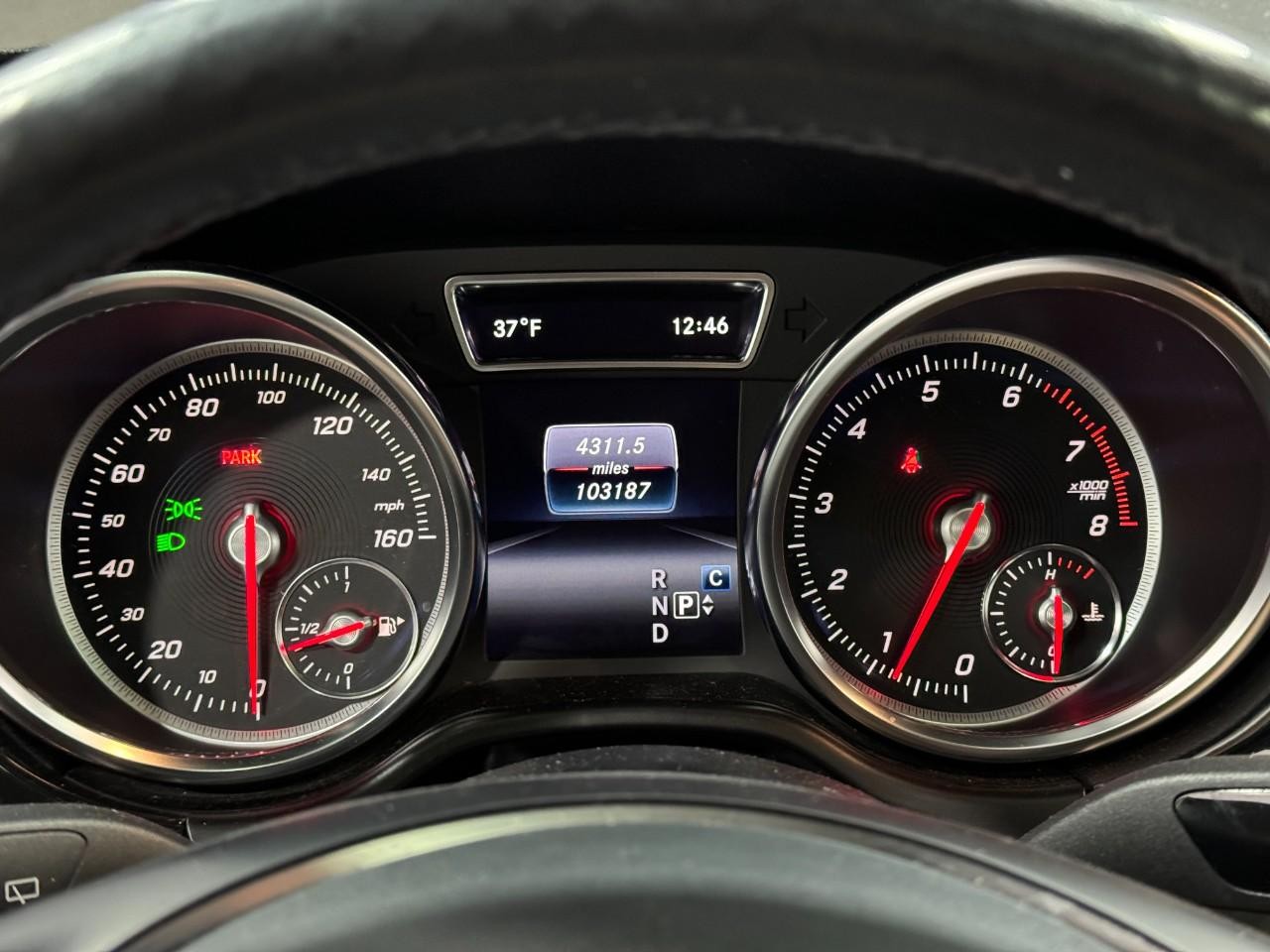 Mercedes-Benz GLE Vehicle Full-screen Gallery Image 33