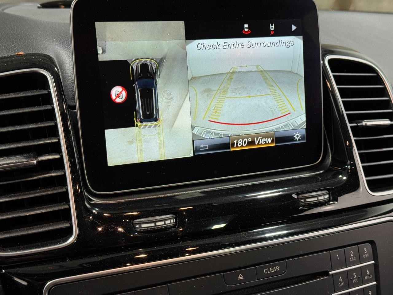 Mercedes-Benz GLE Vehicle Full-screen Gallery Image 35