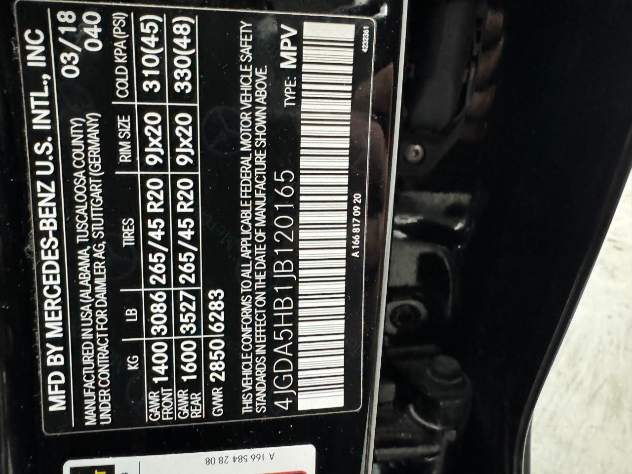 Mercedes-Benz GLE Vehicle Full-screen Gallery Image 36