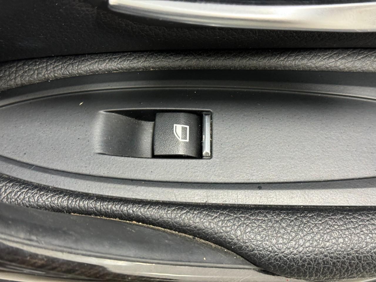 BMW 4 Series Vehicle Full-screen Gallery Image 20