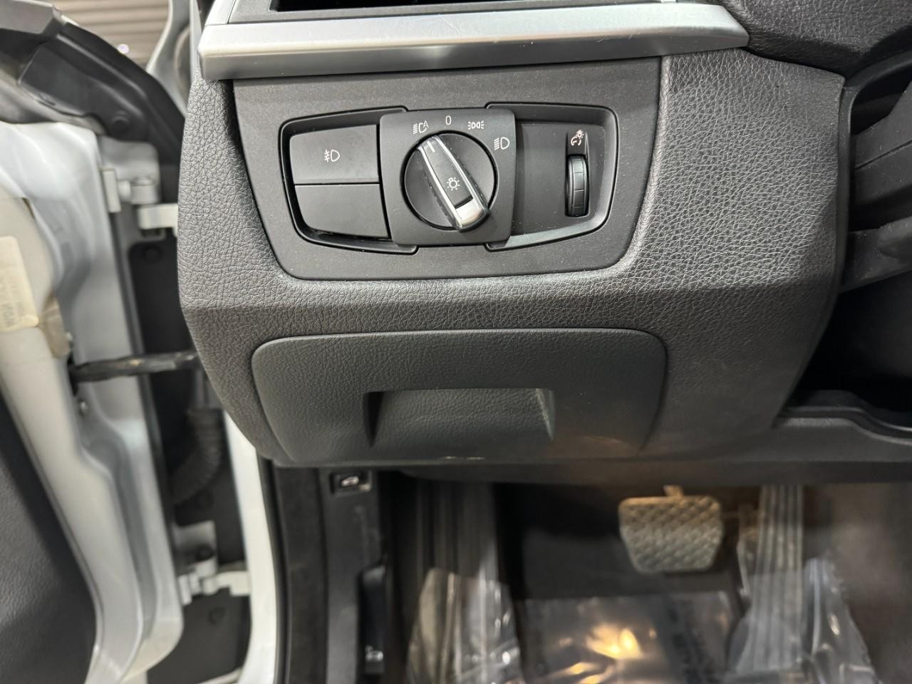 BMW 4 Series Vehicle Full-screen Gallery Image 25