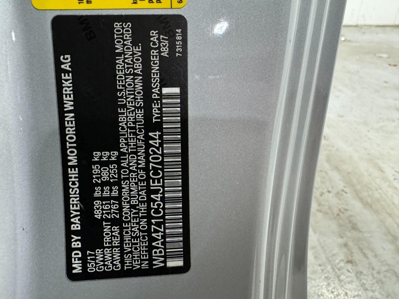 BMW 4 Series Vehicle Full-screen Gallery Image 30