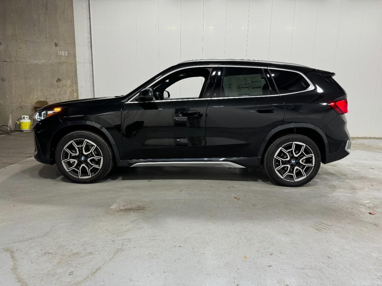 BMW X1 Vehicle Full-screen Gallery Image 2