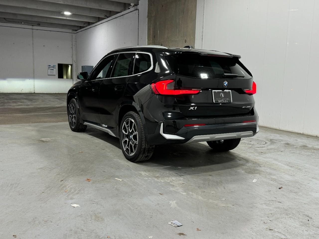 BMW X1 Vehicle Full-screen Gallery Image 3