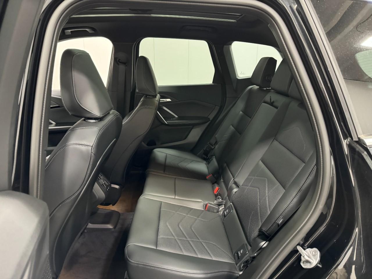 BMW X1 Vehicle Full-screen Gallery Image 8