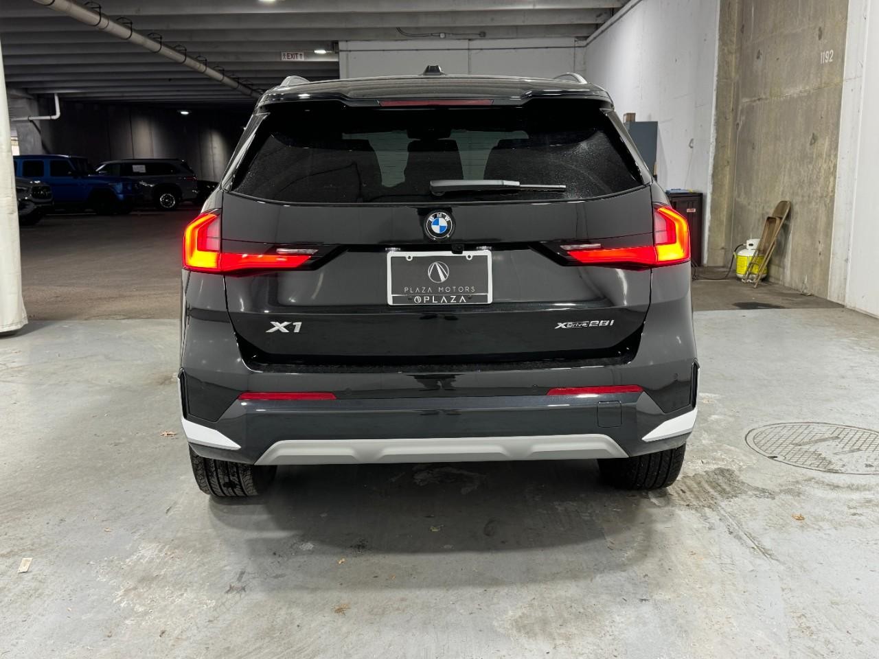 BMW X1 Vehicle Full-screen Gallery Image 9