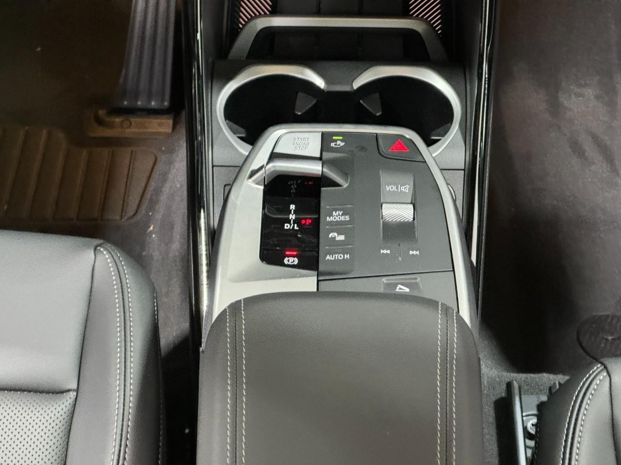 BMW X1 Vehicle Full-screen Gallery Image 15