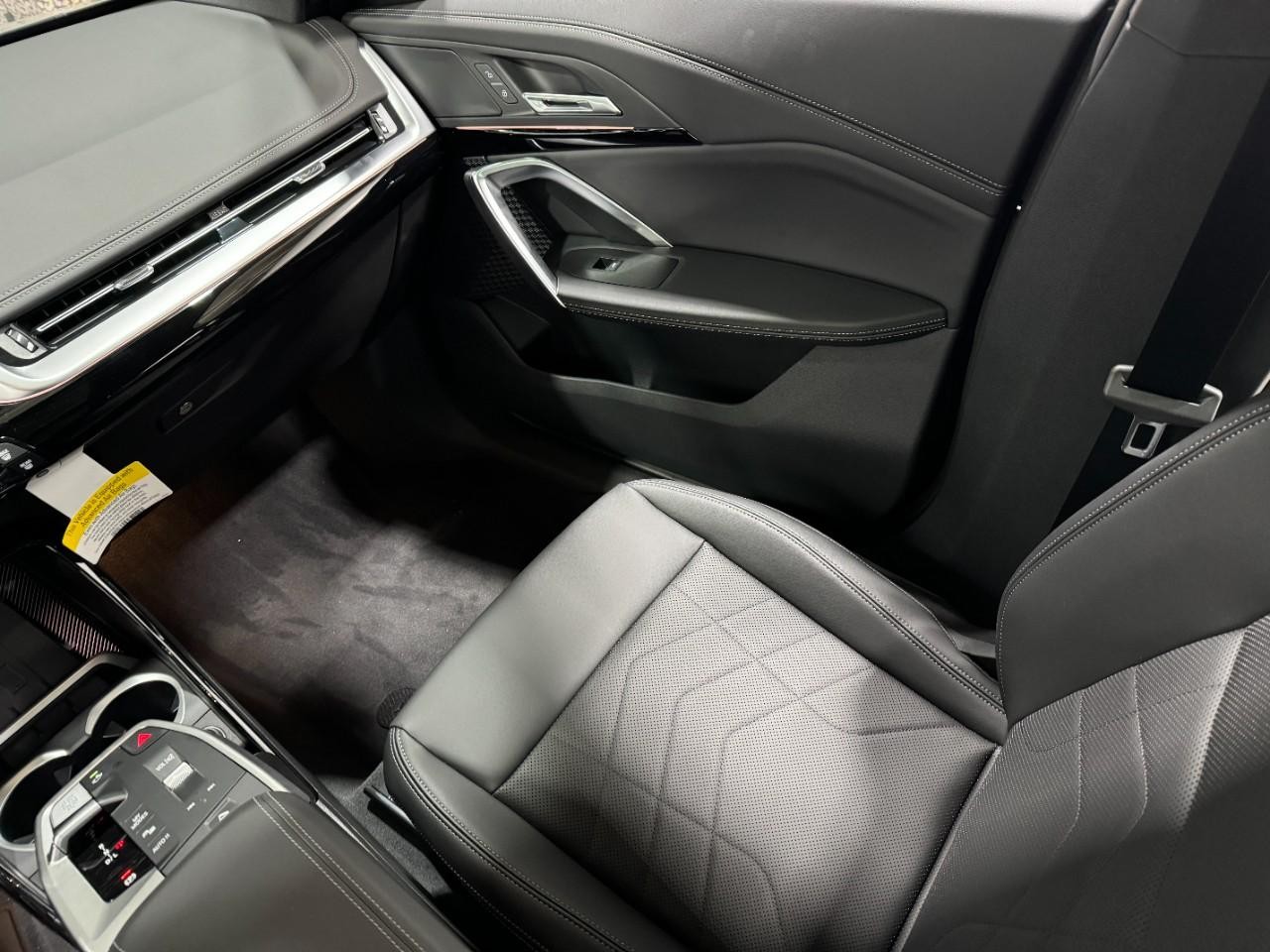 BMW X1 Vehicle Full-screen Gallery Image 16