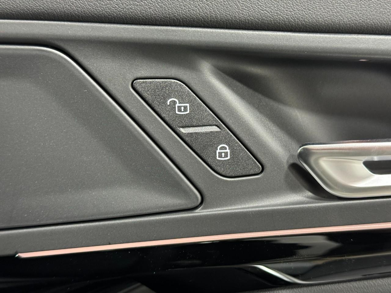 BMW X1 Vehicle Full-screen Gallery Image 20