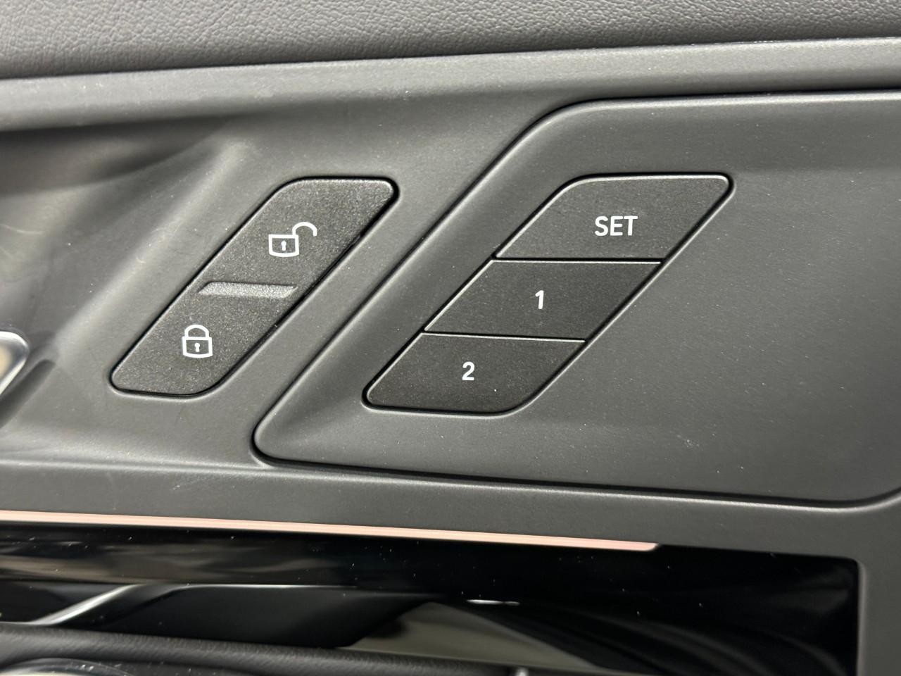 BMW X1 Vehicle Full-screen Gallery Image 22