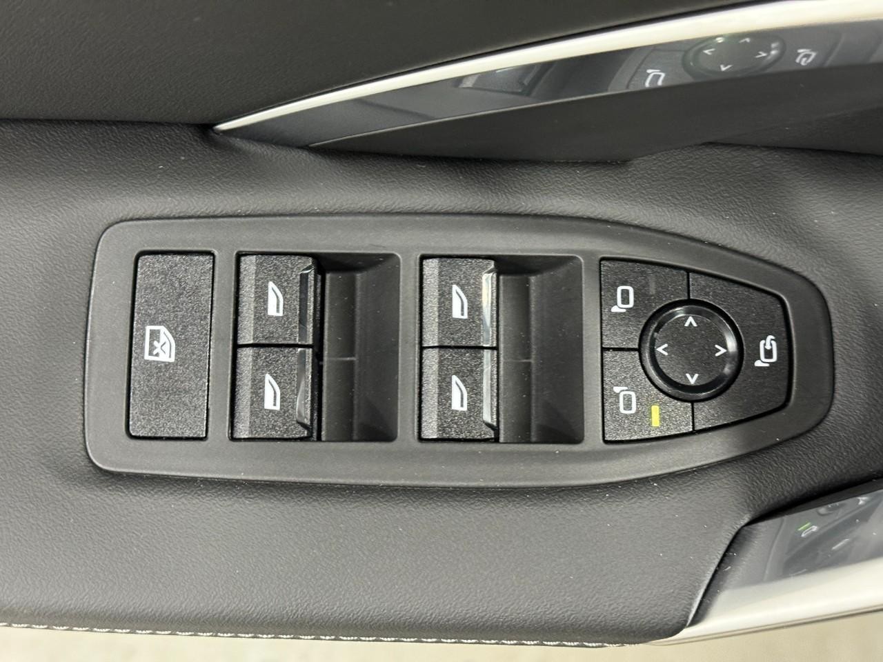 BMW X1 Vehicle Full-screen Gallery Image 23