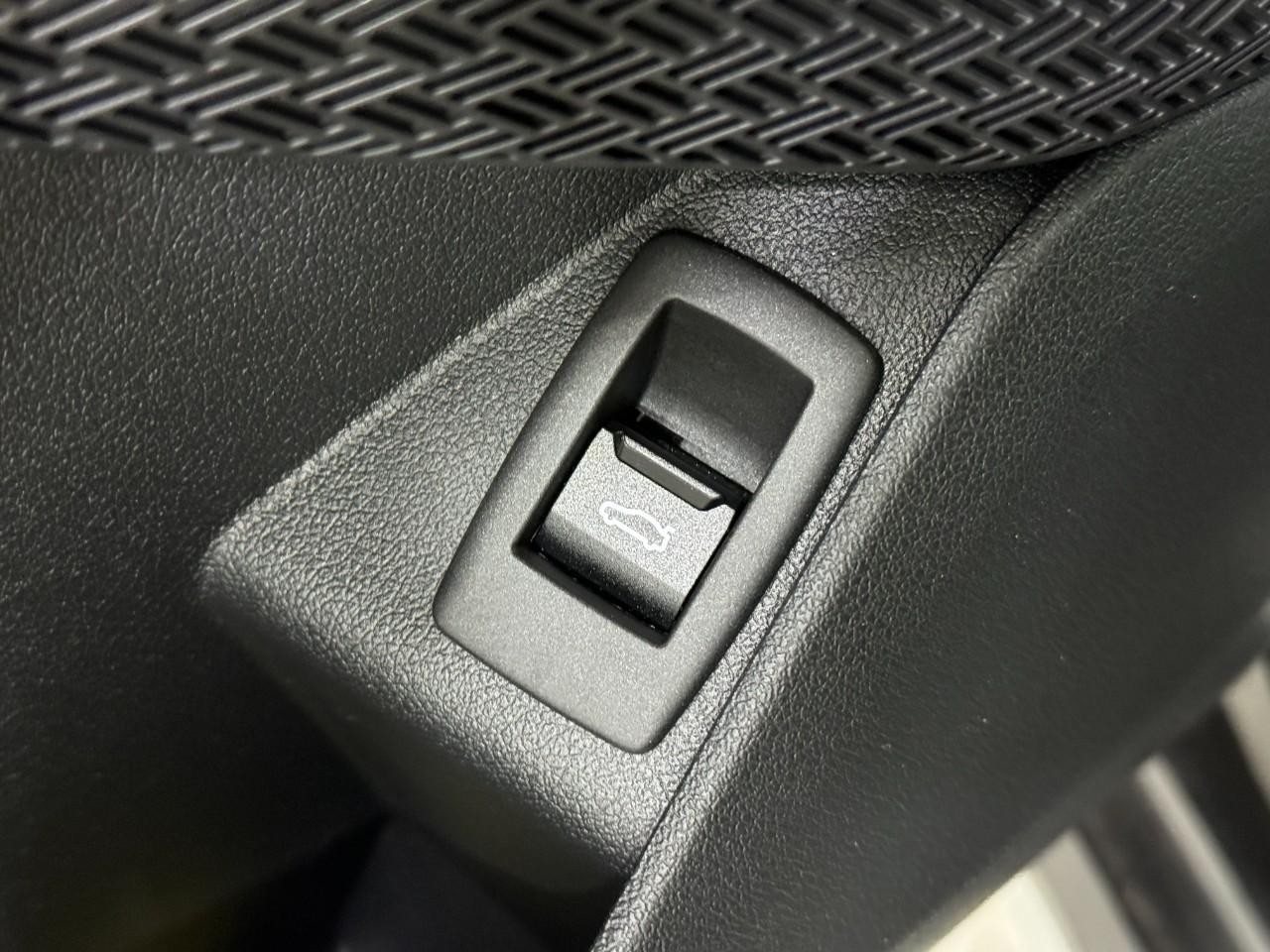 BMW X1 Vehicle Full-screen Gallery Image 24