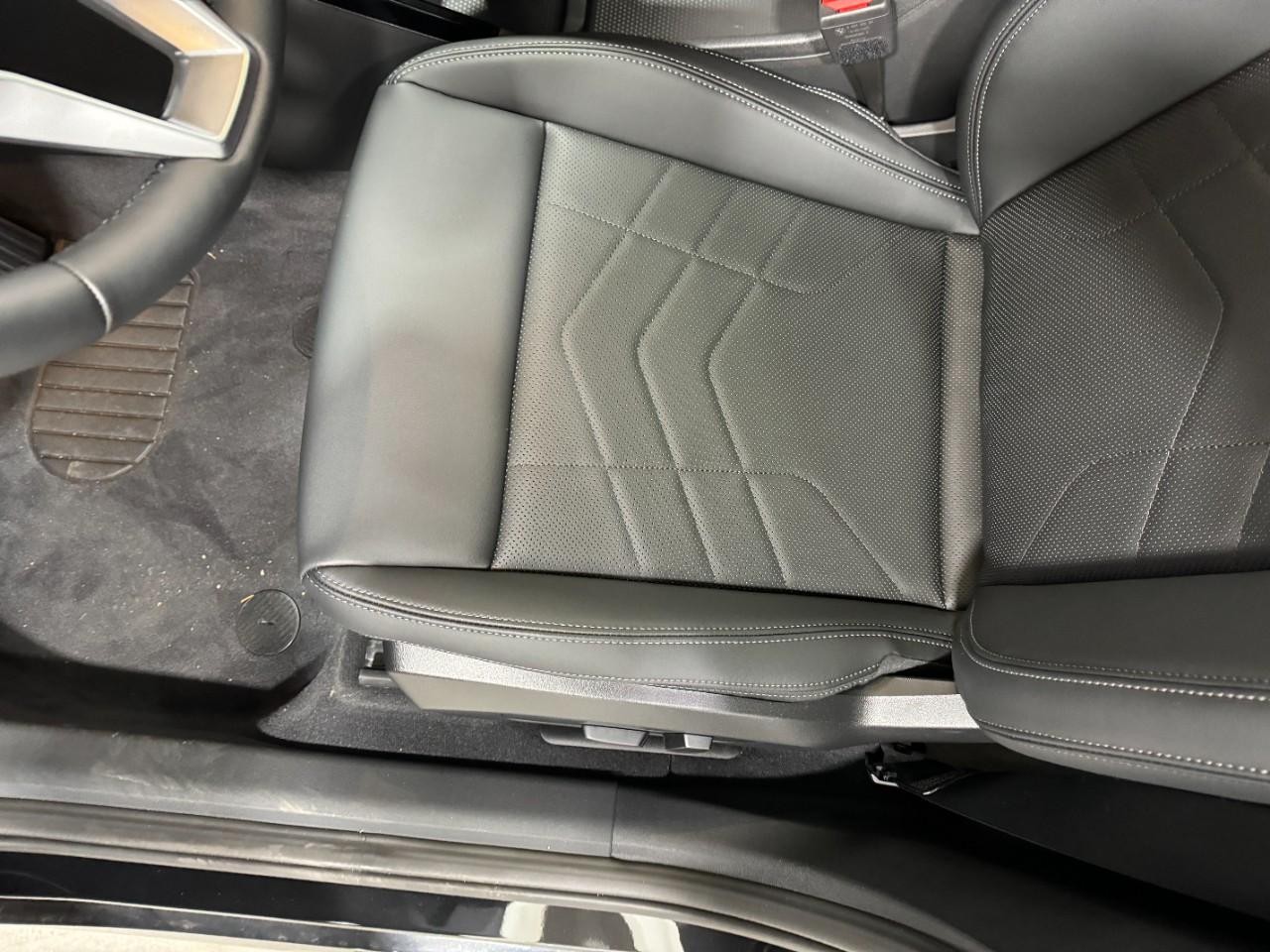 BMW X1 Vehicle Full-screen Gallery Image 26