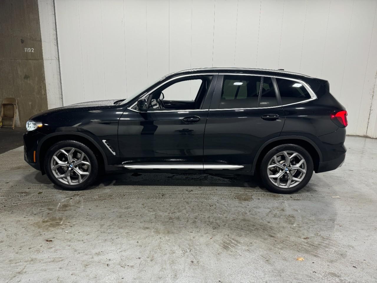 BMW X3 Vehicle Full-screen Gallery Image 2