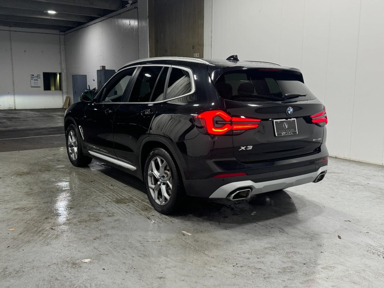 BMW X3 Vehicle Full-screen Gallery Image 3