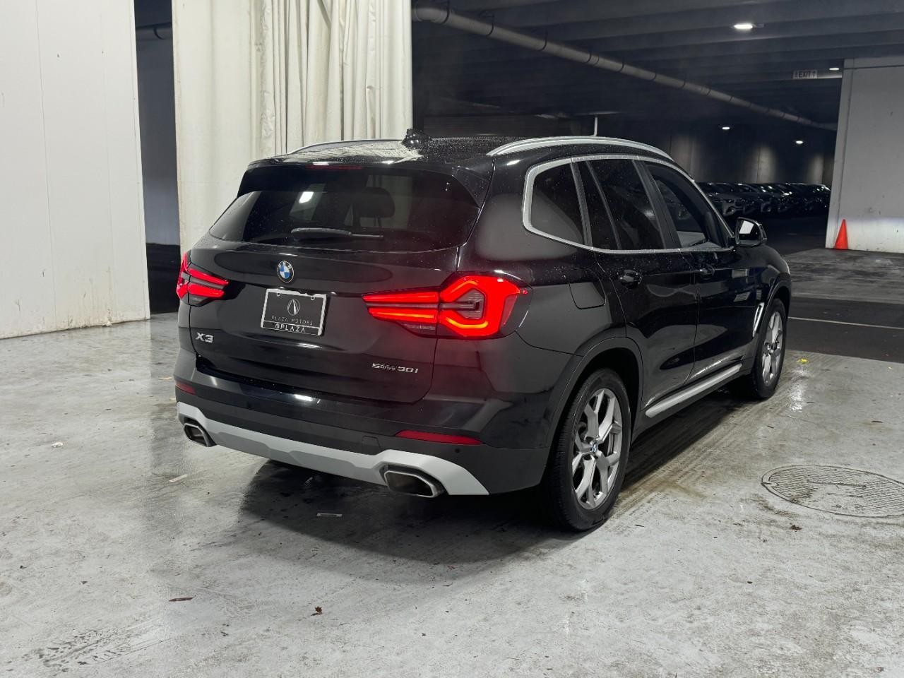 BMW X3 Vehicle Full-screen Gallery Image 4