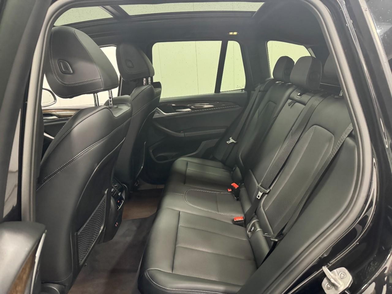 BMW X3 Vehicle Full-screen Gallery Image 8