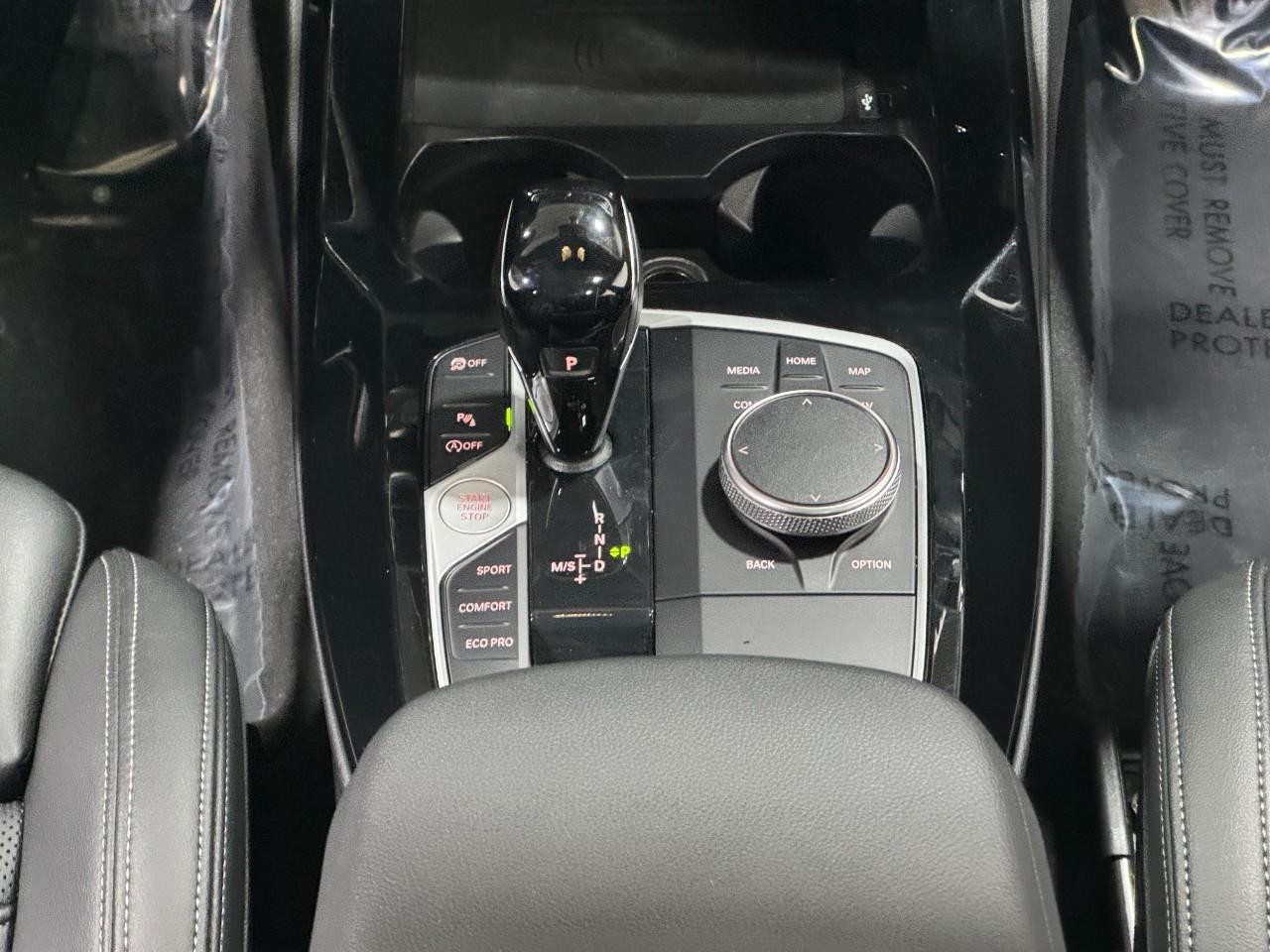 BMW X3 Vehicle Full-screen Gallery Image 17