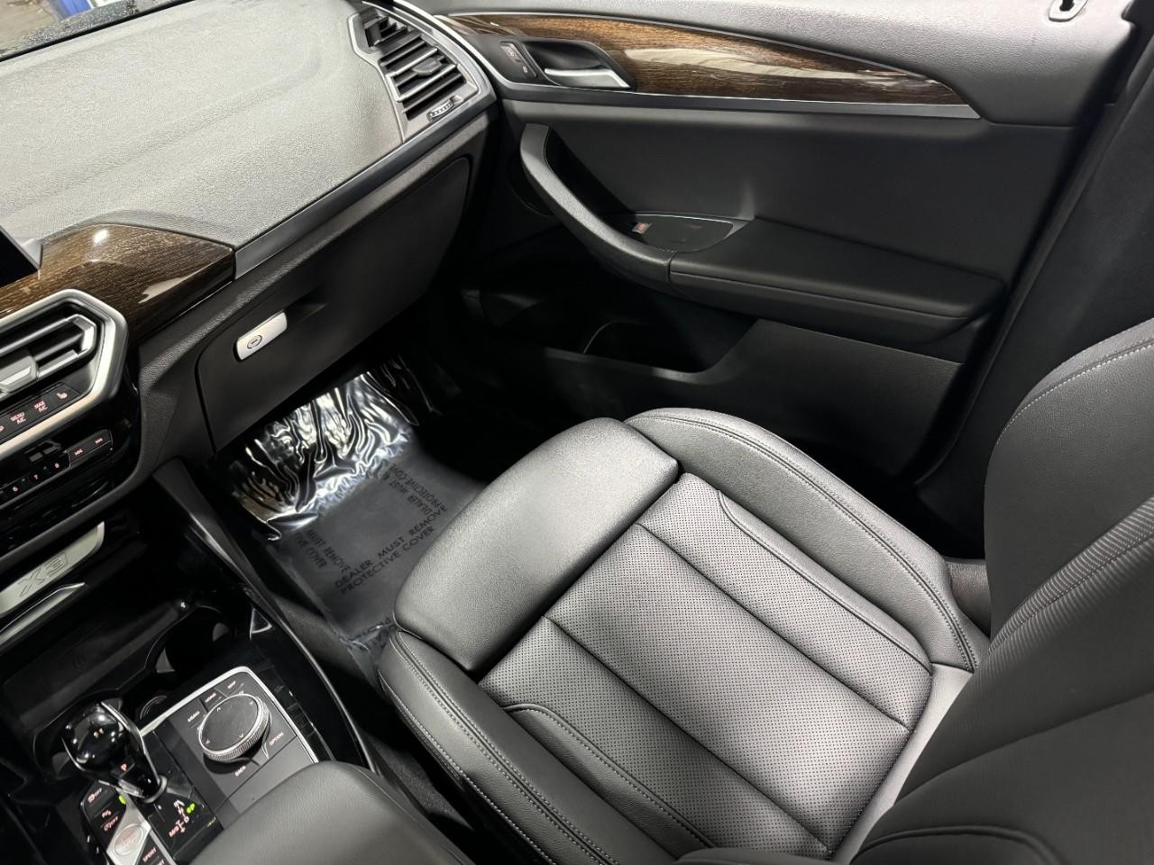 BMW X3 Vehicle Full-screen Gallery Image 18