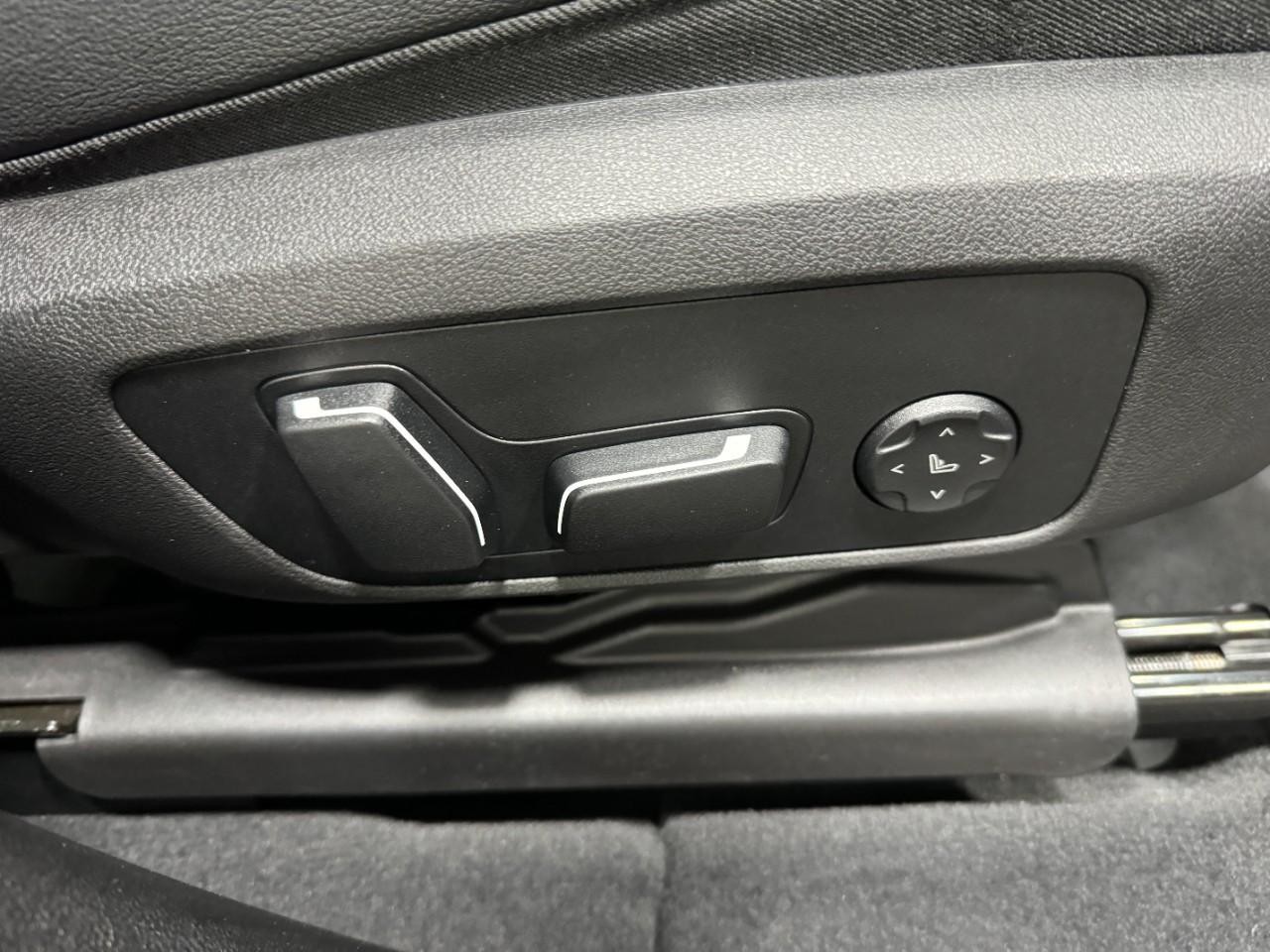 BMW X3 Vehicle Full-screen Gallery Image 21