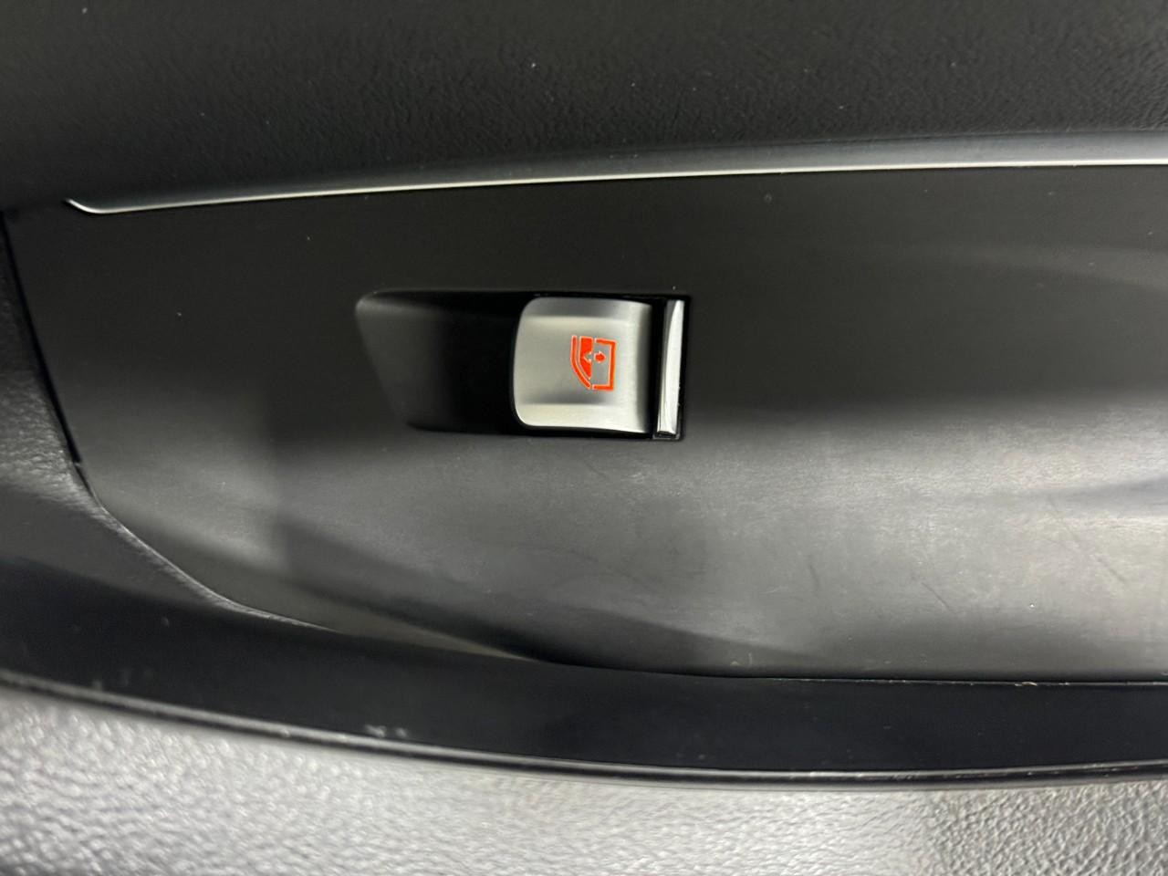 BMW X3 Vehicle Full-screen Gallery Image 23