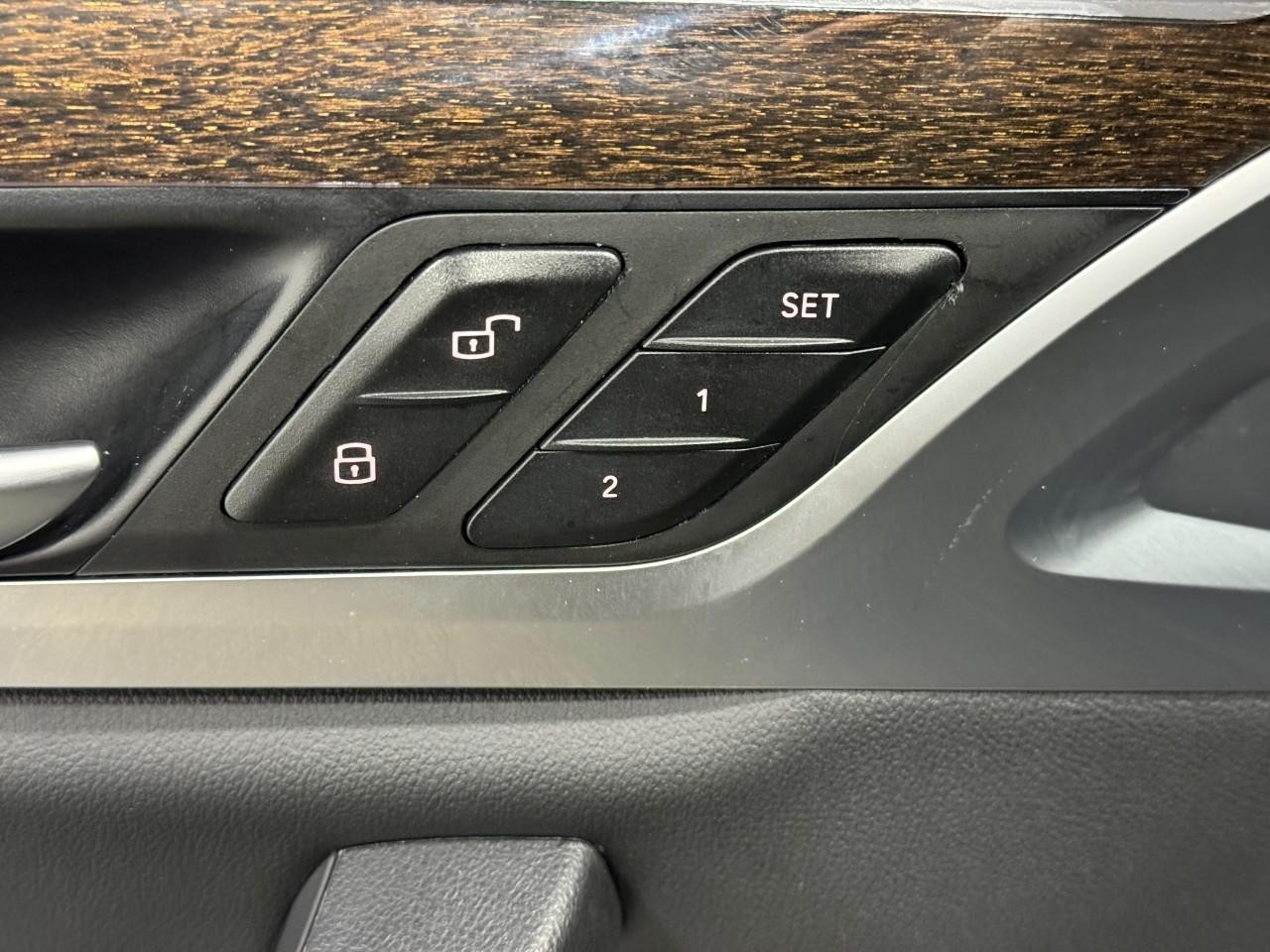 BMW X3 Vehicle Full-screen Gallery Image 24