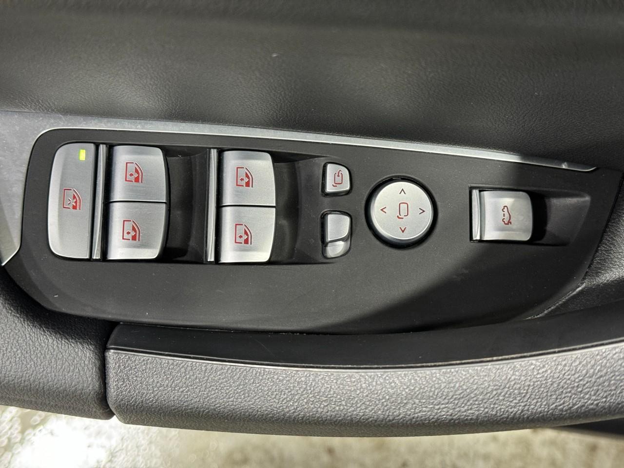 BMW X3 Vehicle Full-screen Gallery Image 25