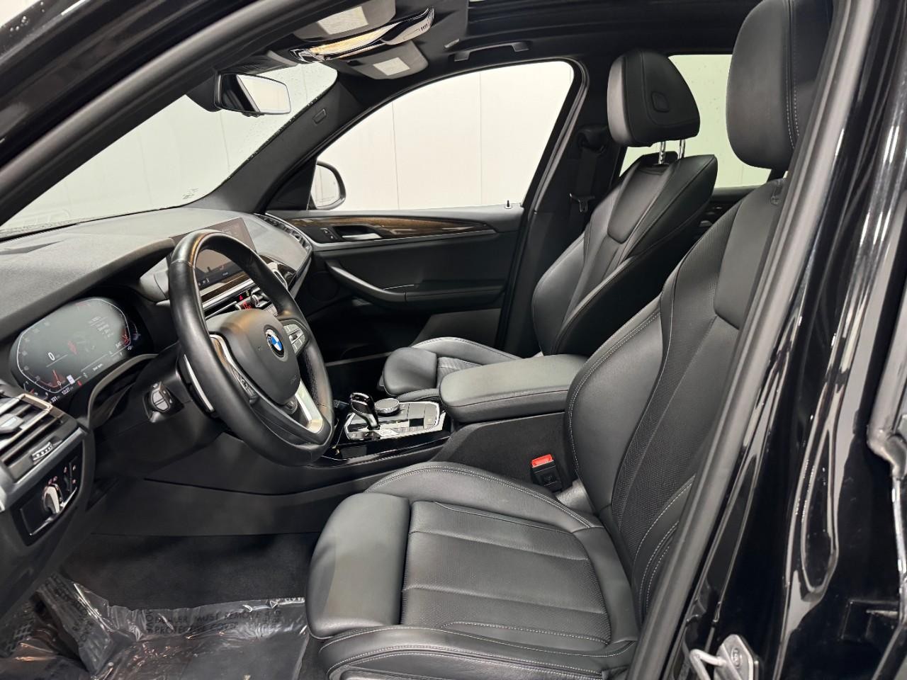 BMW X3 Vehicle Full-screen Gallery Image 26