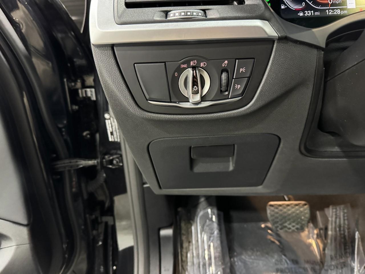 BMW X3 Vehicle Full-screen Gallery Image 29