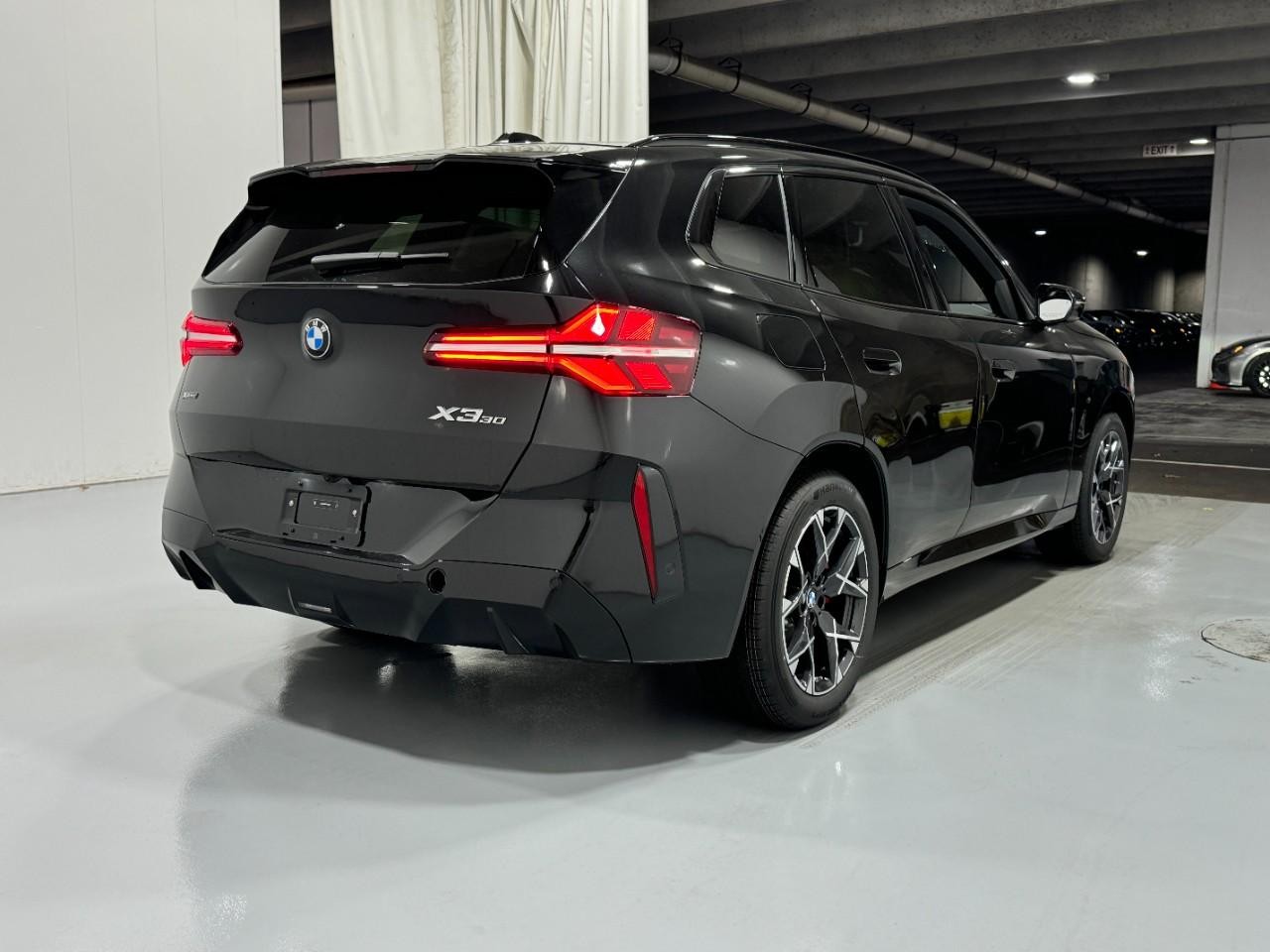 BMW X3 Vehicle Full-screen Gallery Image 4