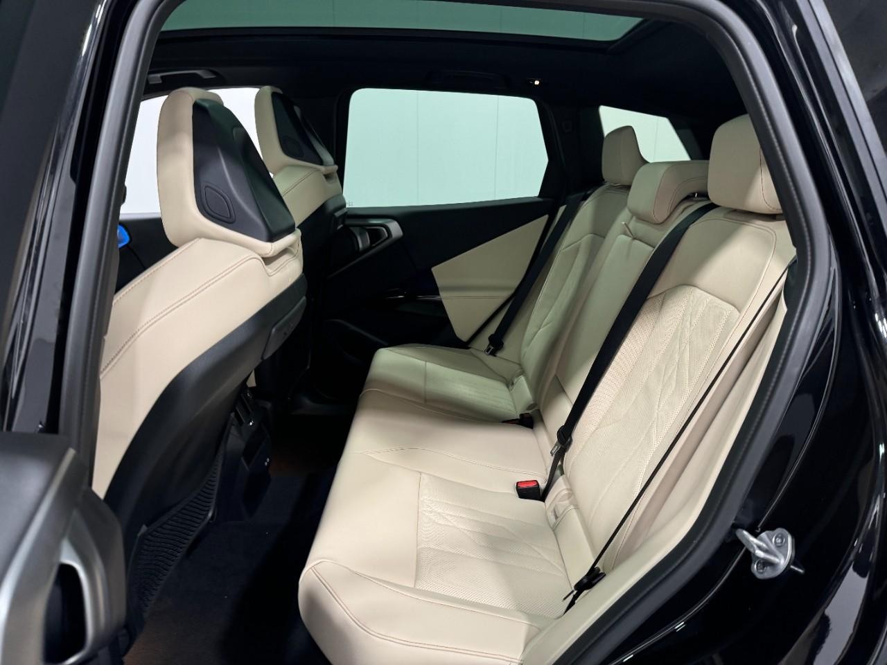 BMW X3 Vehicle Full-screen Gallery Image 8