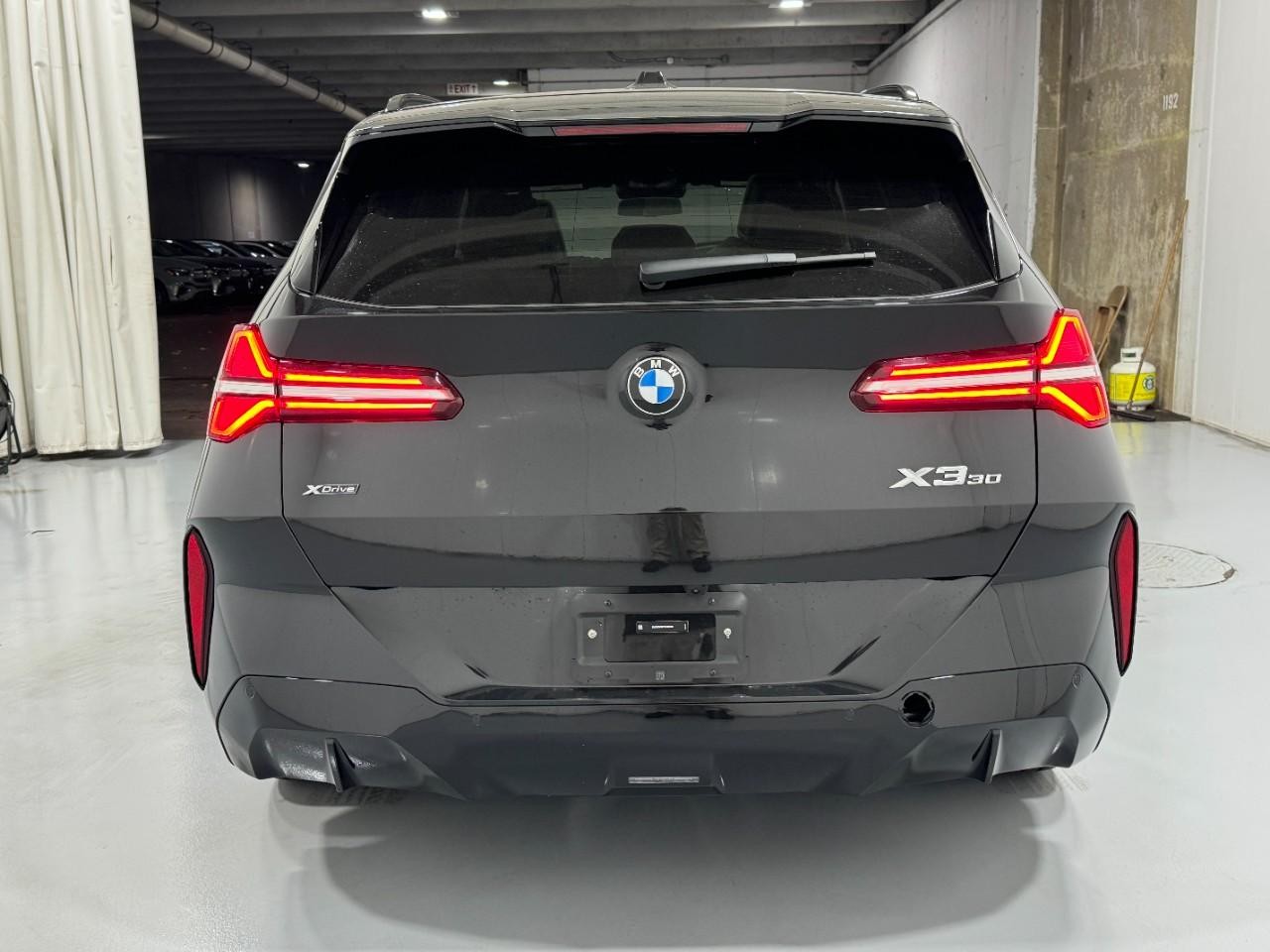 BMW X3 Vehicle Full-screen Gallery Image 9