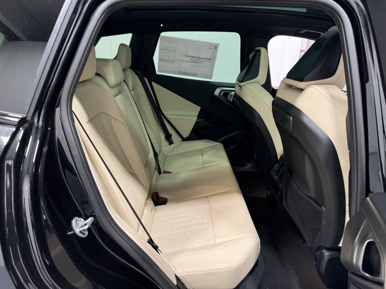 BMW X3 Vehicle Full-screen Gallery Image 10