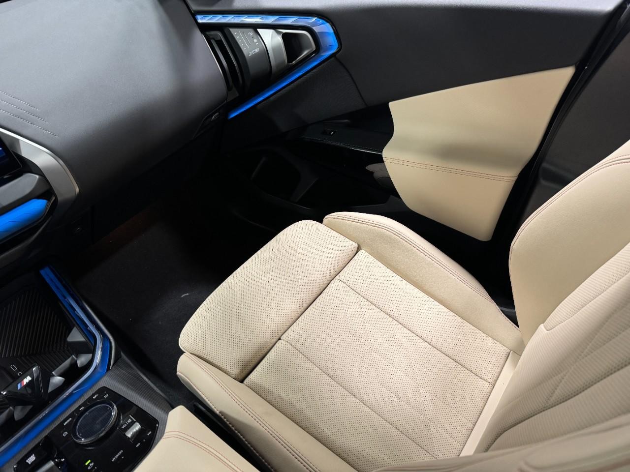 BMW X3 Vehicle Full-screen Gallery Image 16