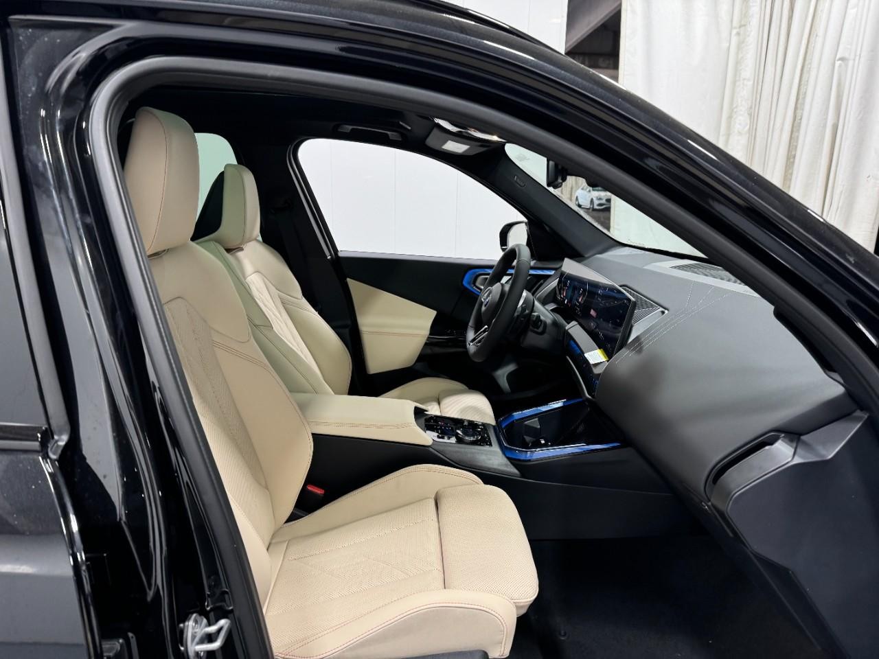 BMW X3 Vehicle Full-screen Gallery Image 17