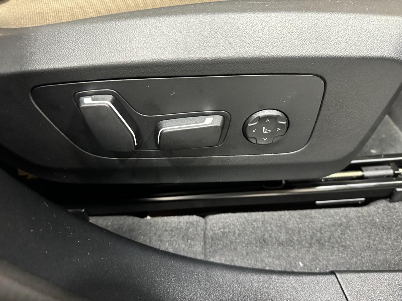 BMW X3 Vehicle Full-screen Gallery Image 19