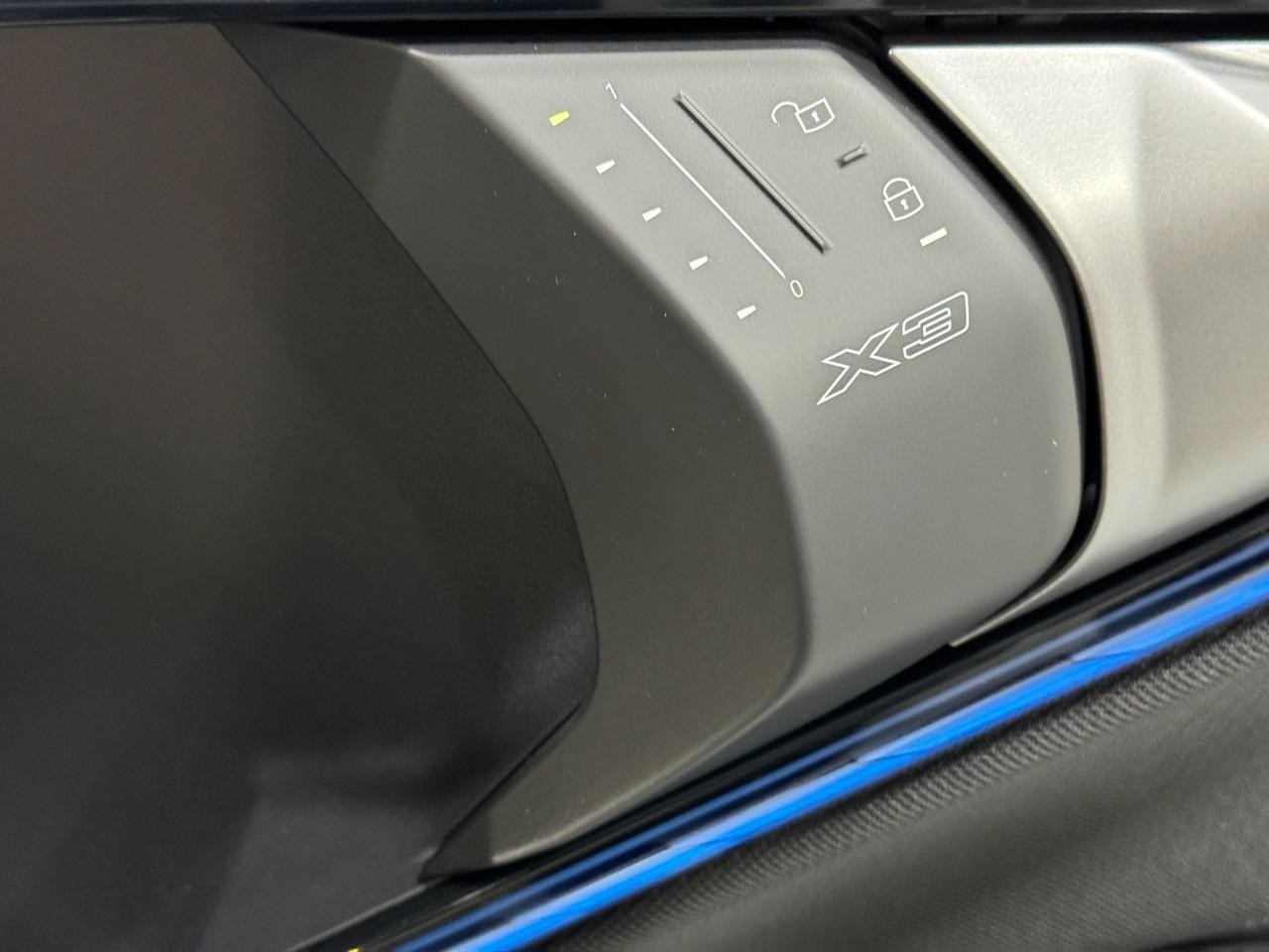 BMW X3 Vehicle Full-screen Gallery Image 20